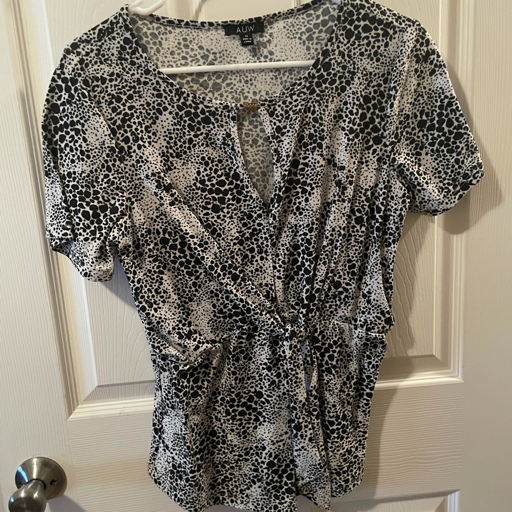 AUW Black/White SZ Medium Blouse new w/o tag